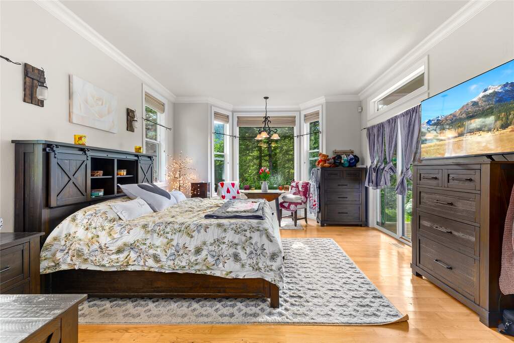6 Bedroom Single Family Home/House's Image 19