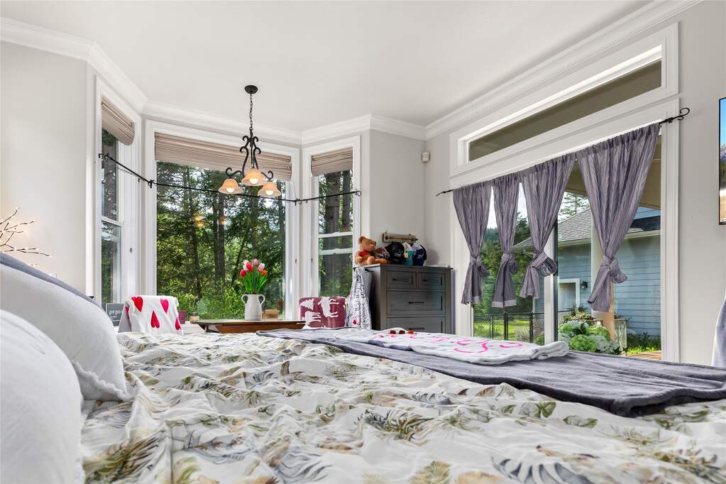 6 Bedroom Single Family Home/House's Image 20