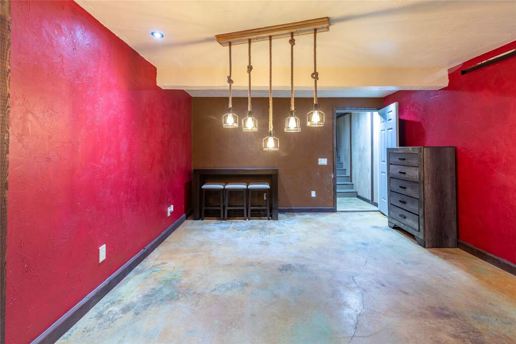 6 Bedroom Single Family Home/House's Image 31