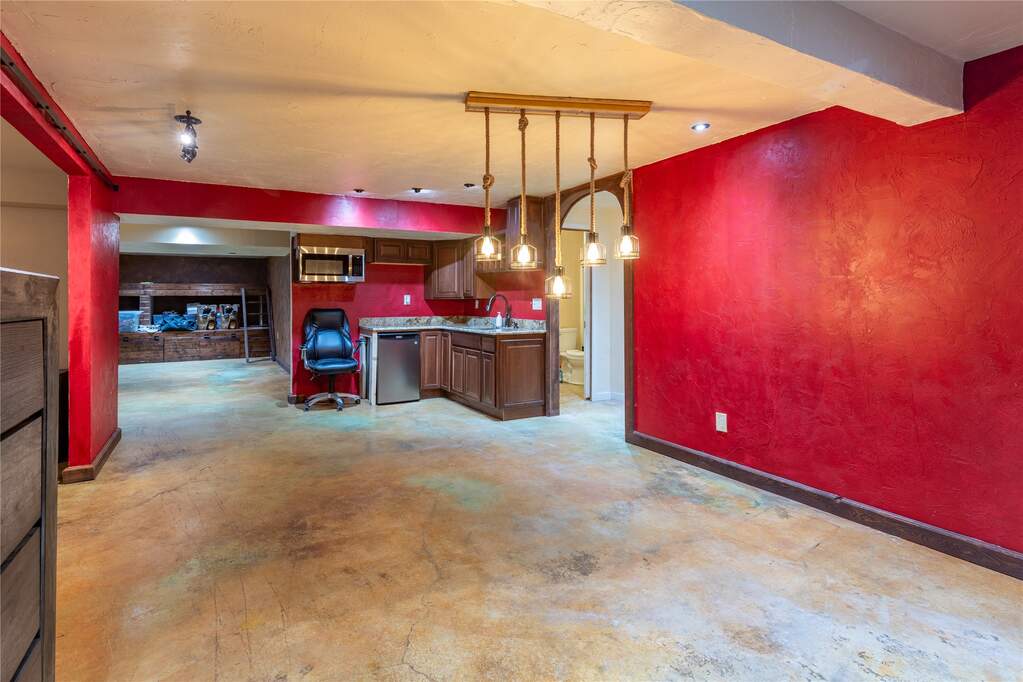 6 Bedroom Single Family Home/House's Image 32