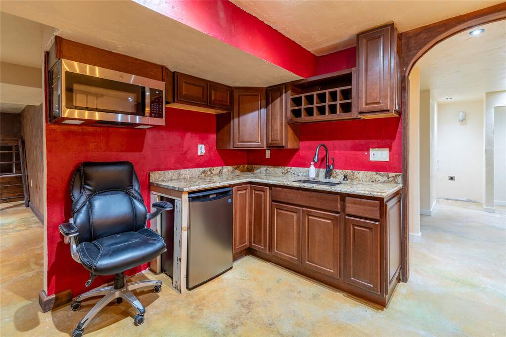 6 Bedroom Single Family Home/House's Image 33