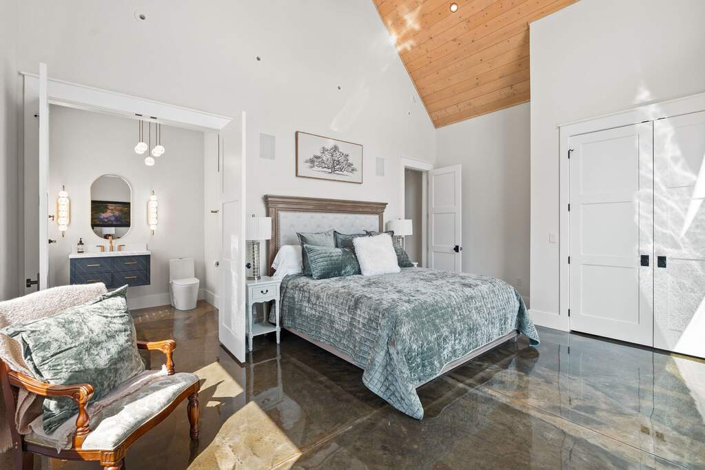 5 Bedroom Single Family Home/House's Image 38