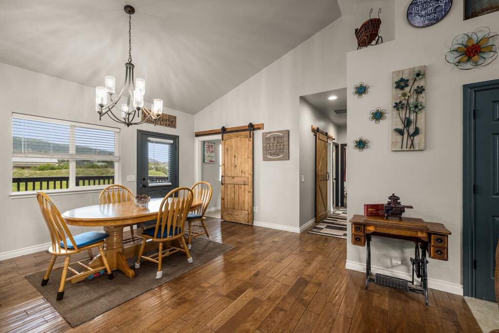6 Bedroom Single Family Home/House's Image 7