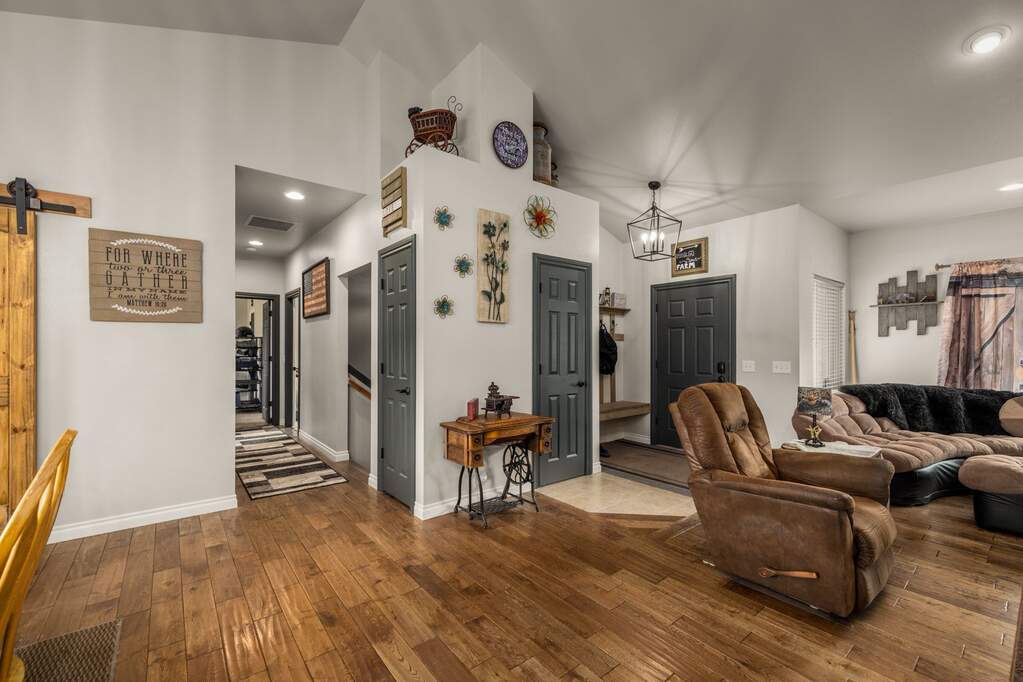 6 Bedroom Single Family Home/House's Image 8