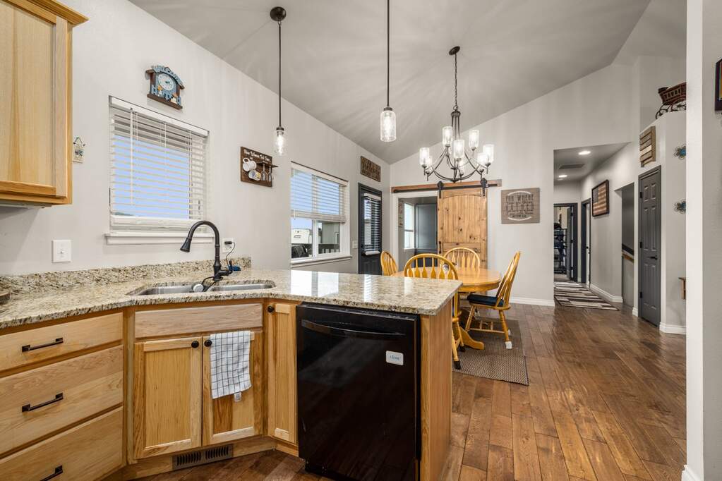 6 Bedroom Single Family Home/House's Image 11