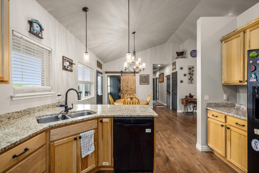 6 Bedroom Single Family Home/House's Image 12