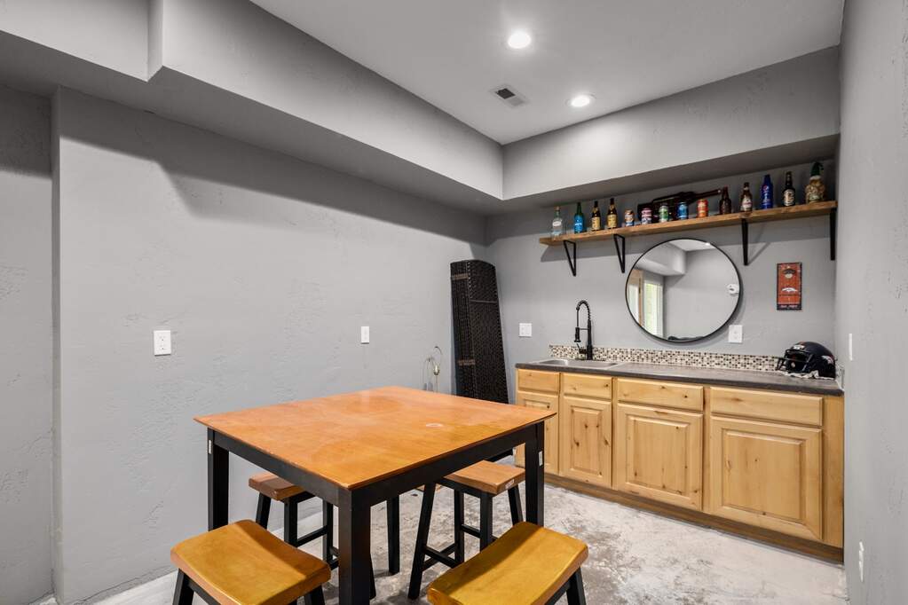 6 Bedroom Single Family Home/House's Image 28