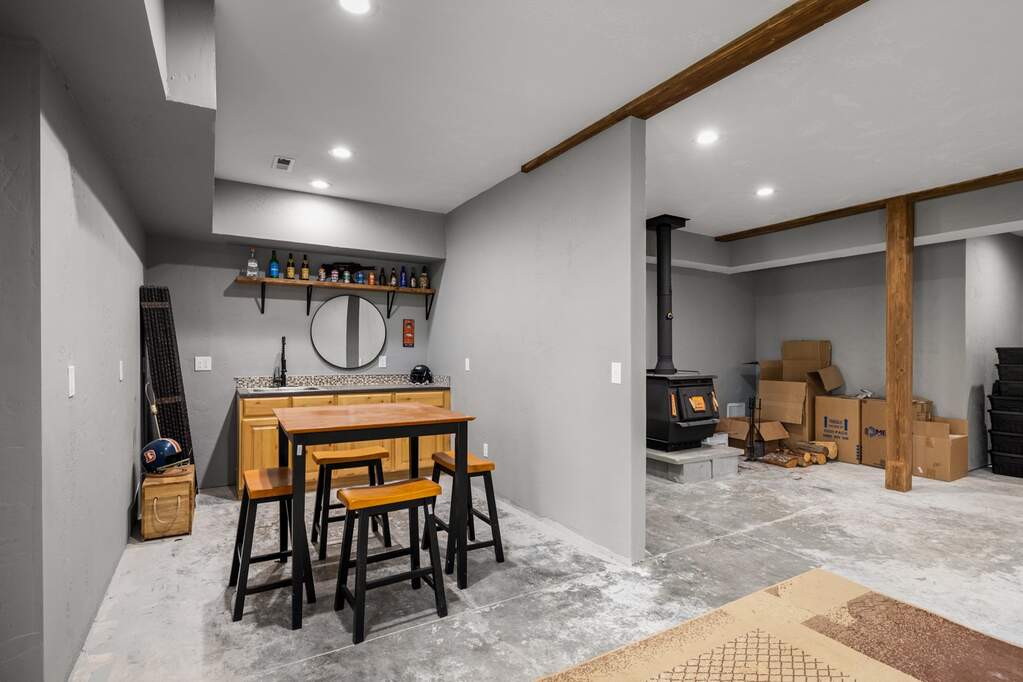 6 Bedroom Single Family Home/House's Image 30