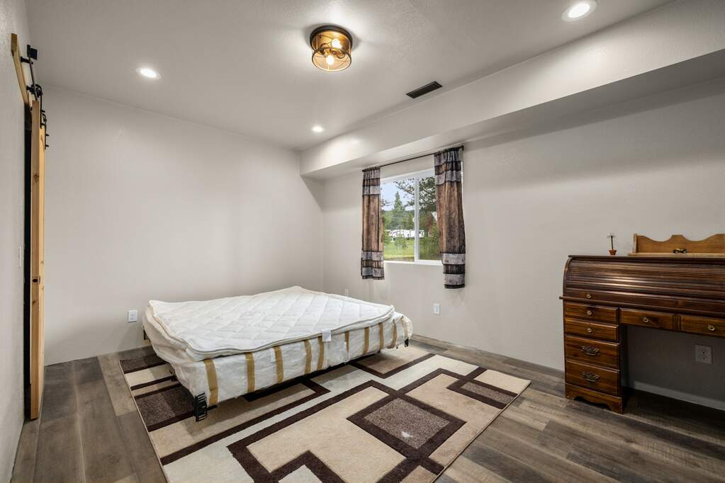 6 Bedroom Single Family Home/House's Image 32