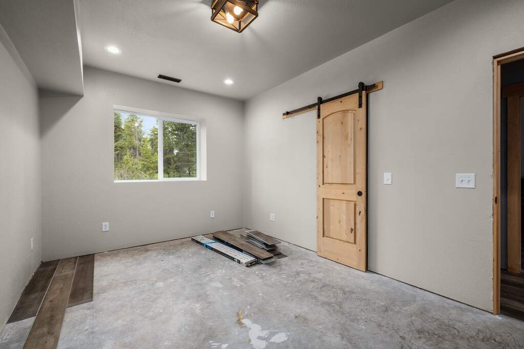 6 Bedroom Single Family Home/House's Image 33