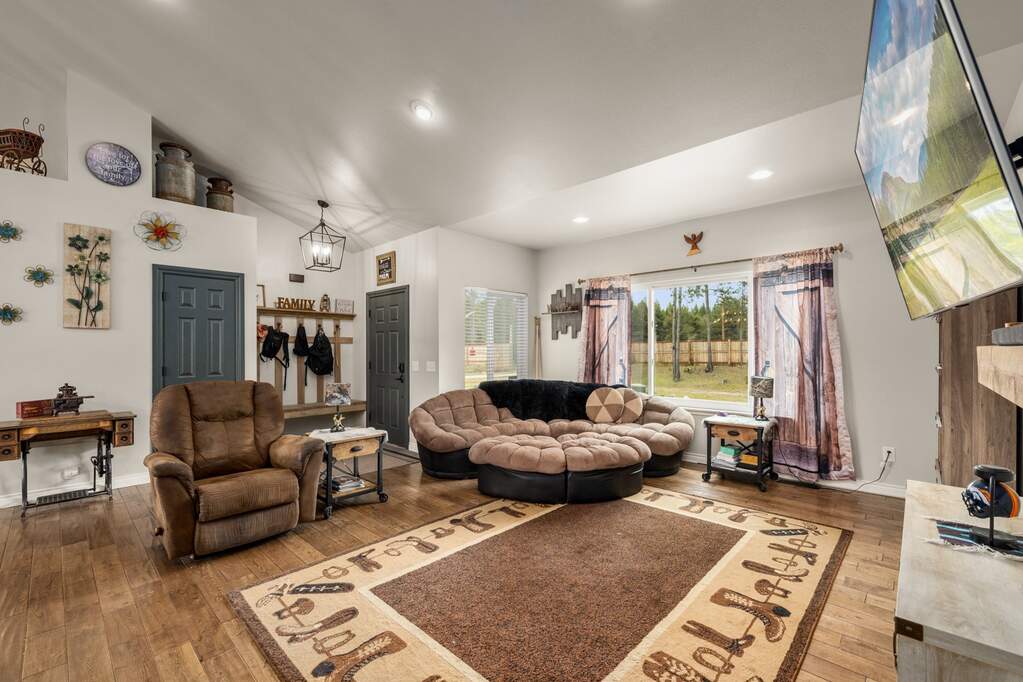 6 Bedroom Single Family Home/House's Image 3