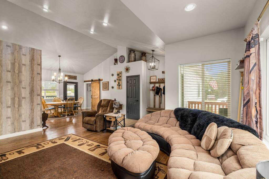 6 Bedroom Single Family Home/House's Image 4
