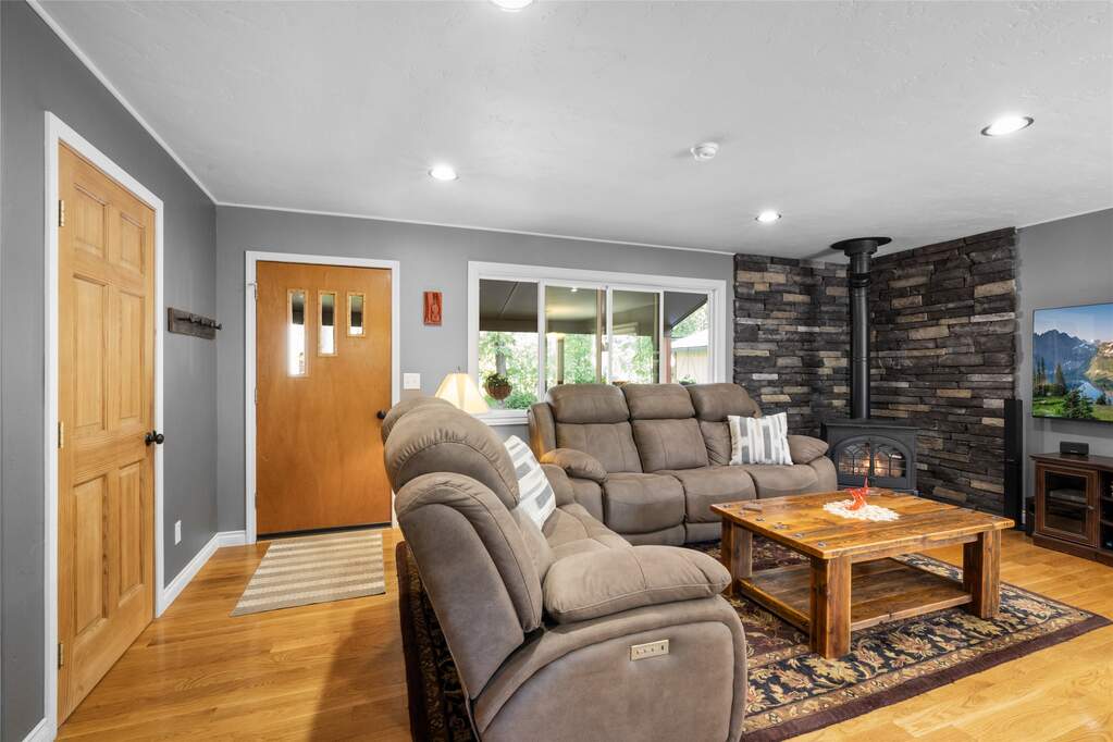 4 Bedroom Single Family Home/House's Image 3