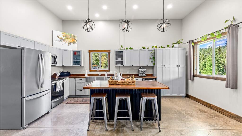 5 Bedroom Single Family Home/House's Image 6