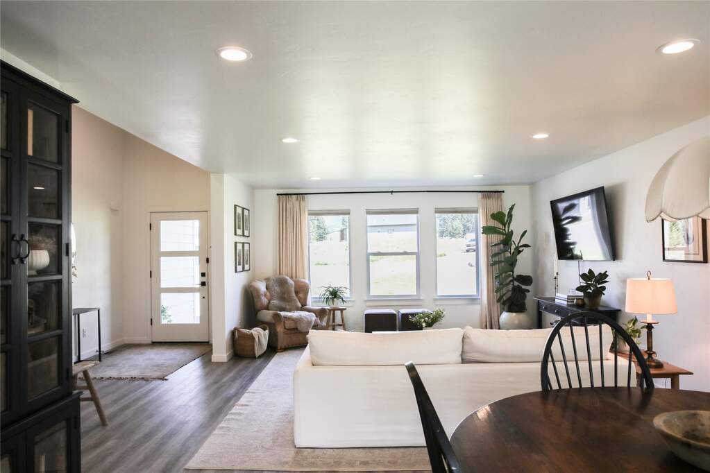 4 Bedroom Single Family Home/House's Image 8