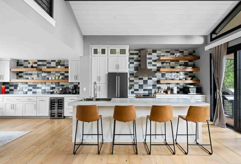 5 Bedroom Single Family Home/House's Image 7