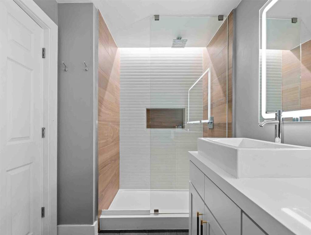 5 Bedroom Single Family Home/House's Image 17