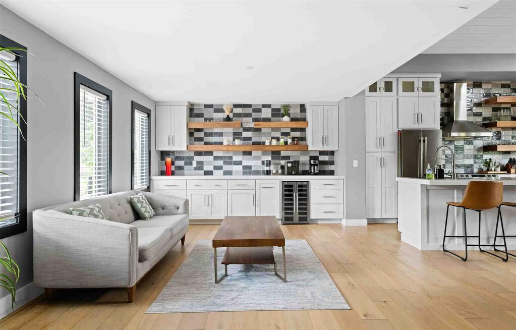 5 Bedroom Single Family Home/House's Image 3