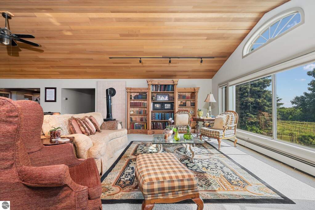 4 Bedroom Single Family Home/House's Image 9