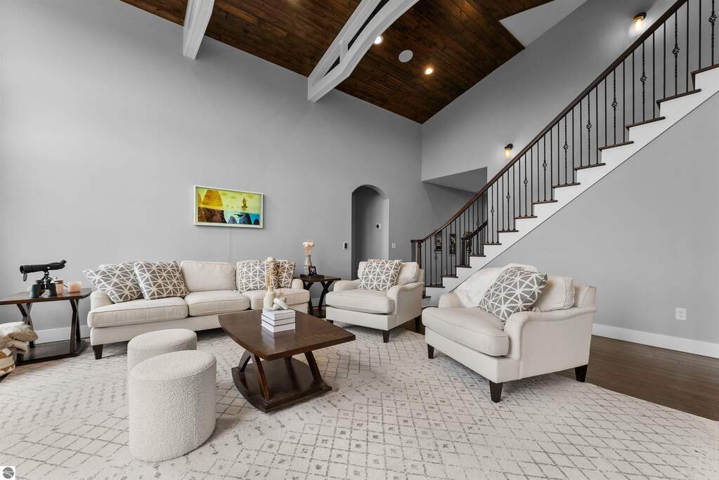5 Bedroom Single Family Home/House's Image 8