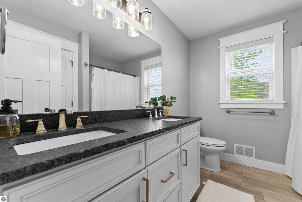 5 Bedroom Single Family Home/House's Image 38