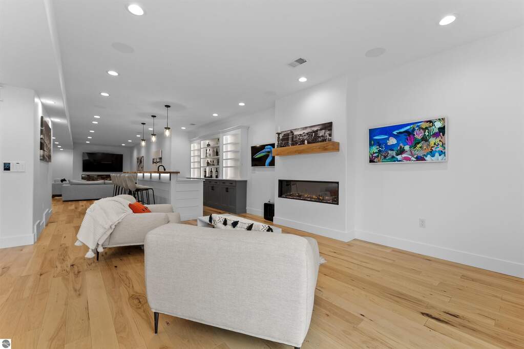 5 Bedroom Single Family Home/House's Image 41
