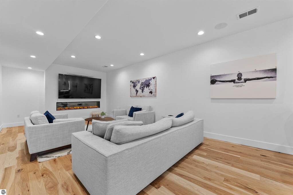5 Bedroom Single Family Home/House's Image 47
