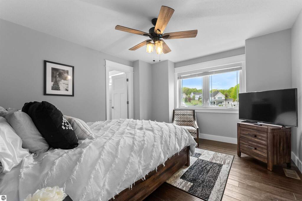 5 Bedroom Single Family Home/House's Image 4