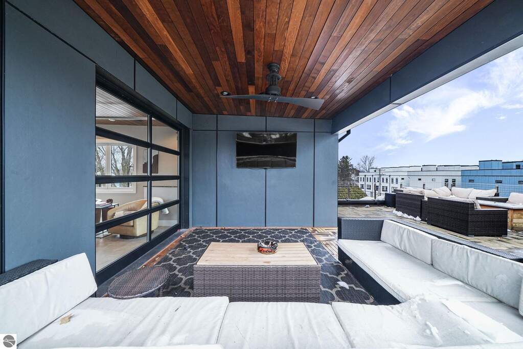 8 Bedroom Single Family Home/House's Image 3