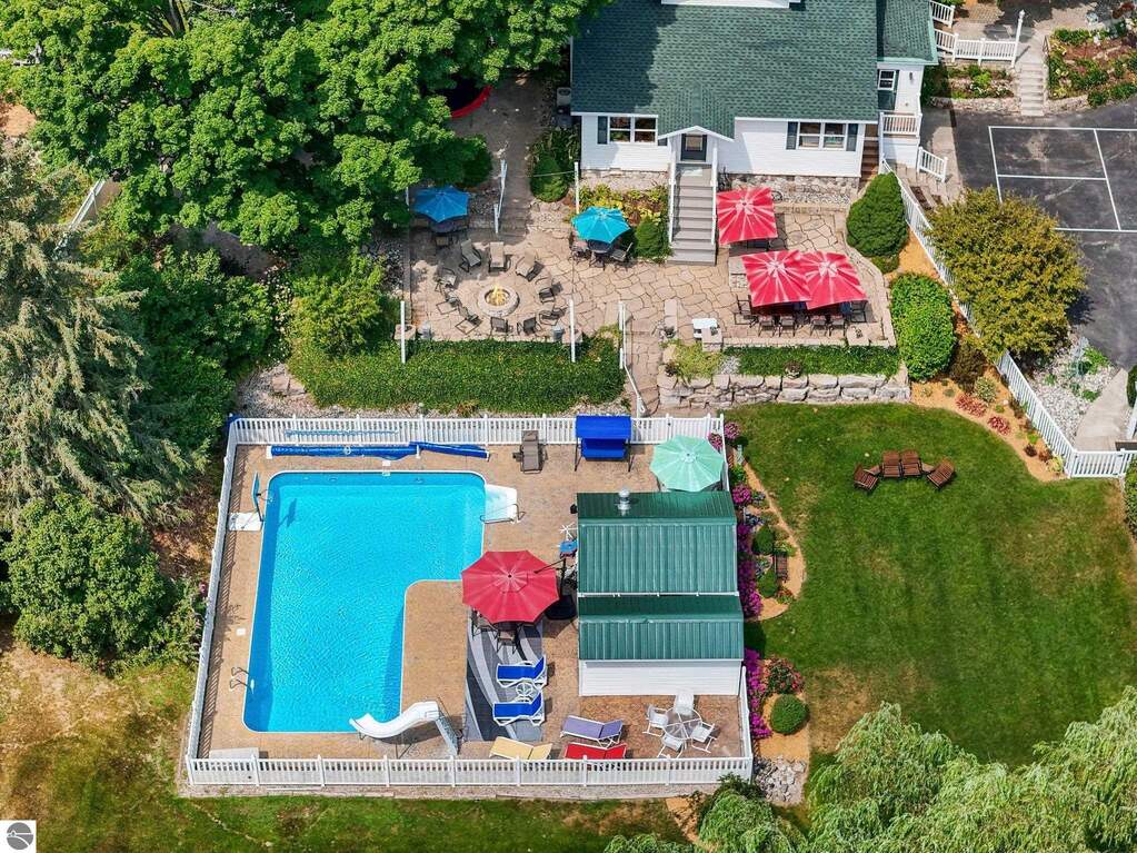 4 Bedroom Single Family Home/House's Image 4