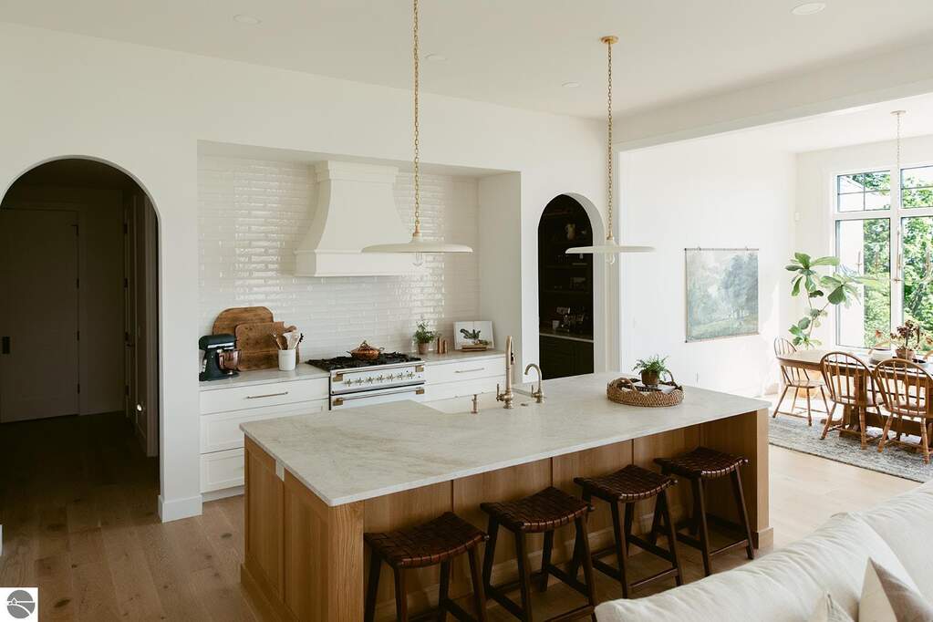 5 Bedroom Single Family Home/House's Image 8
