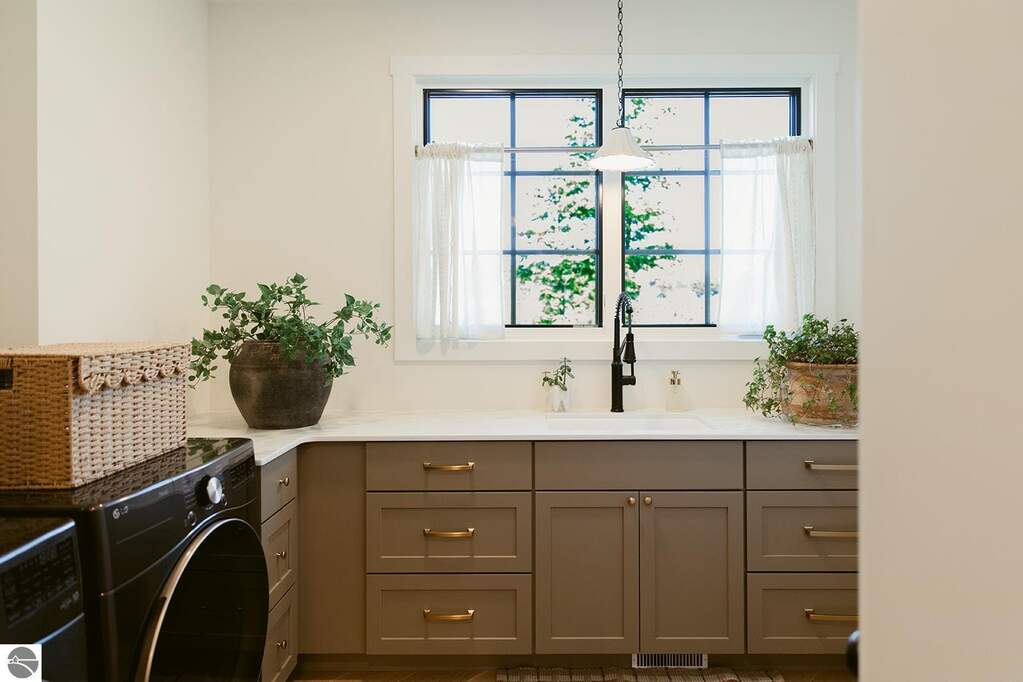 5 Bedroom Single Family Home/House's Image 28