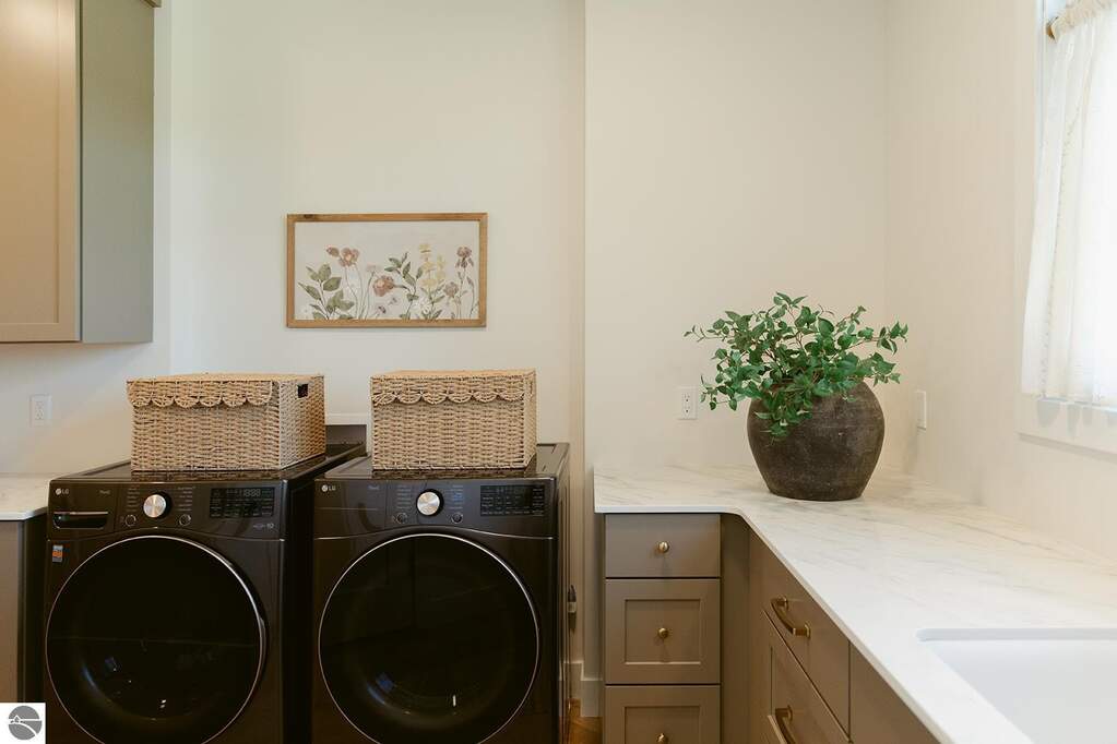 5 Bedroom Single Family Home/House's Image 29