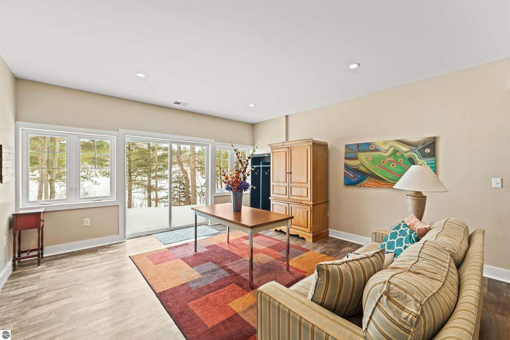 5 Bedroom Single Family Home/House's Image 28