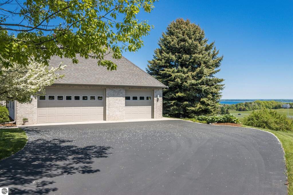 4 Bedroom Single Family Home/House's Image 5