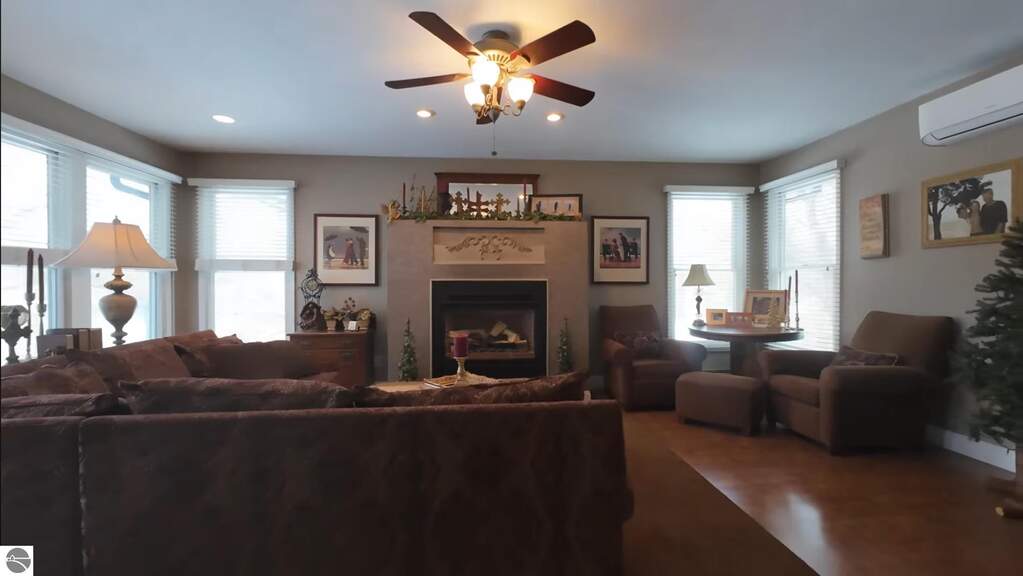4 Bedroom Single Family Home/House's Image 5