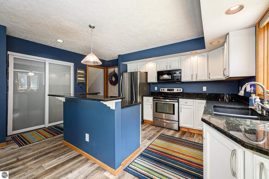 5 Bedroom Single Family Home/House's Image 7