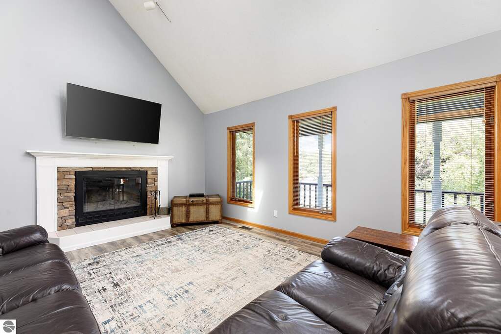 5 Bedroom Single Family Home/House's Image 10