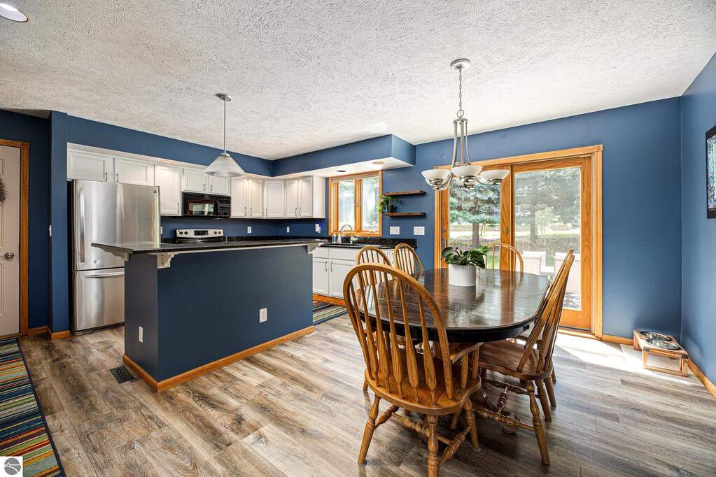 5 Bedroom Single Family Home/House's Image 3
