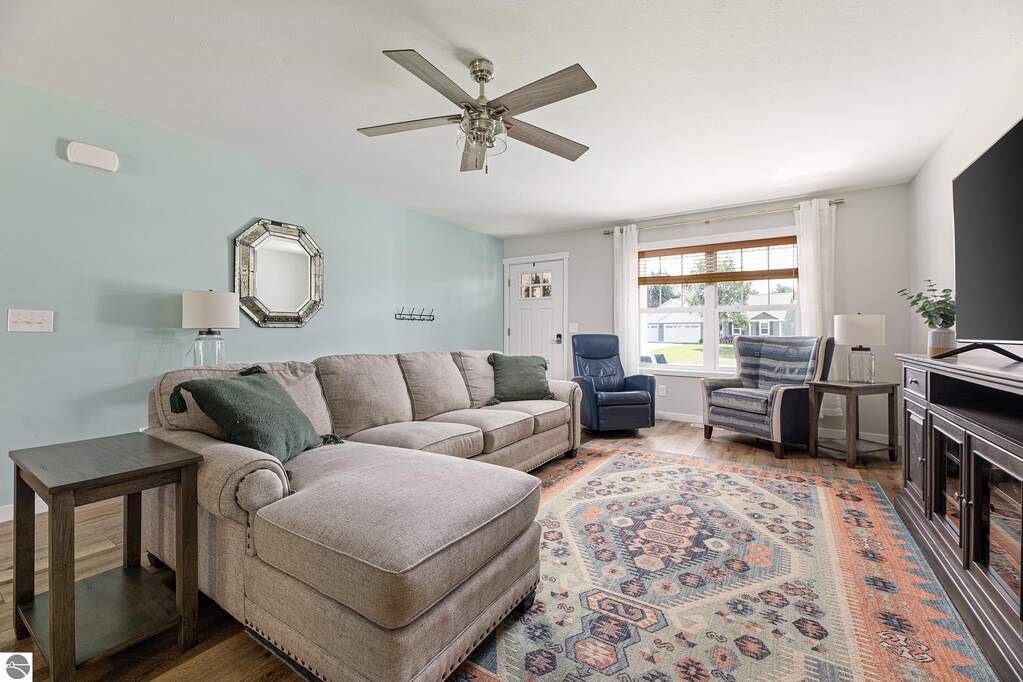 5 Bedroom Single Family Home/House's Image 3