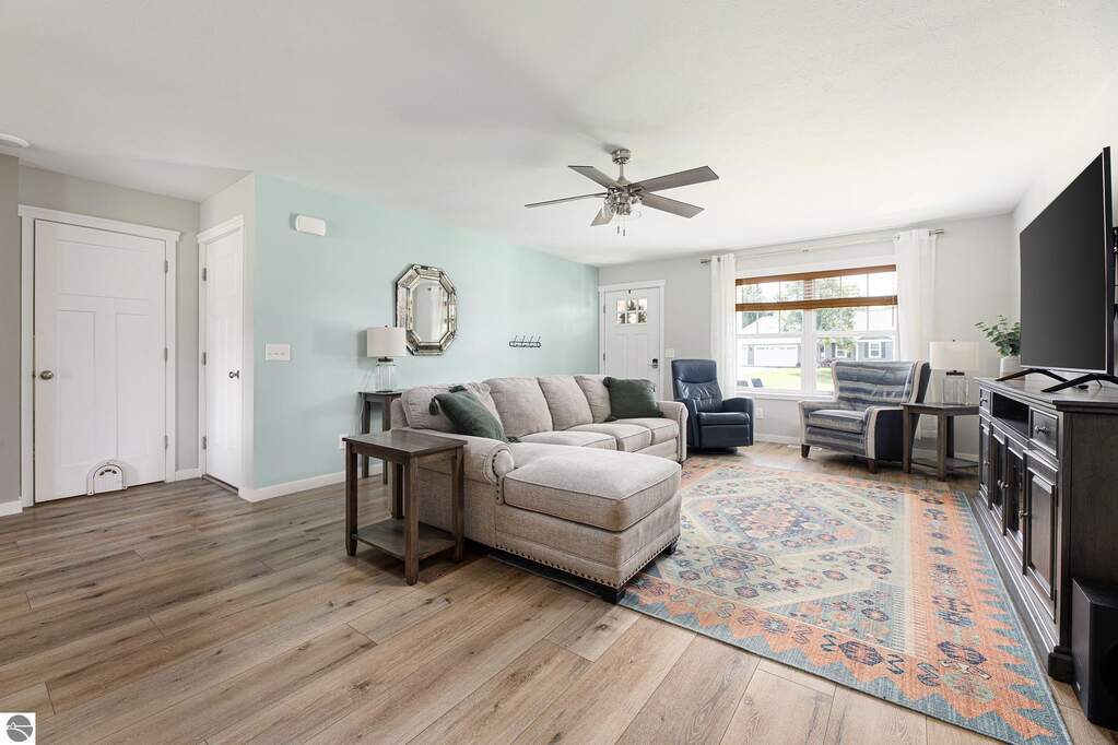 5 Bedroom Single Family Home/House's Image 4