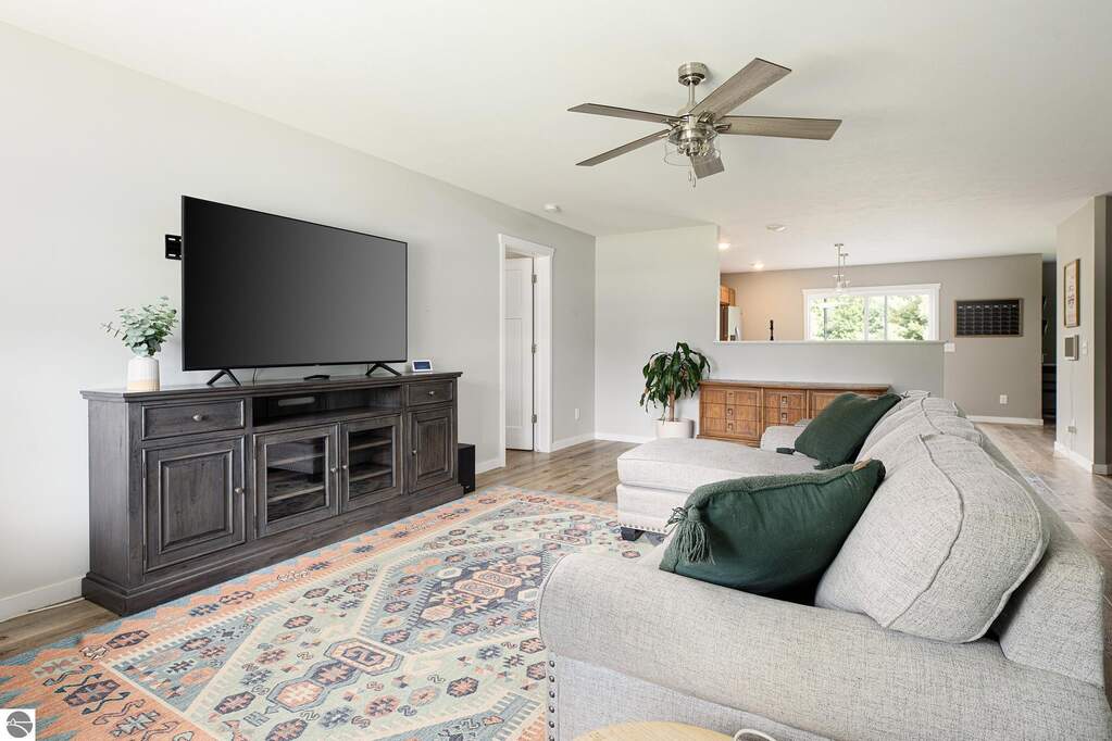5 Bedroom Single Family Home/House's Image 6