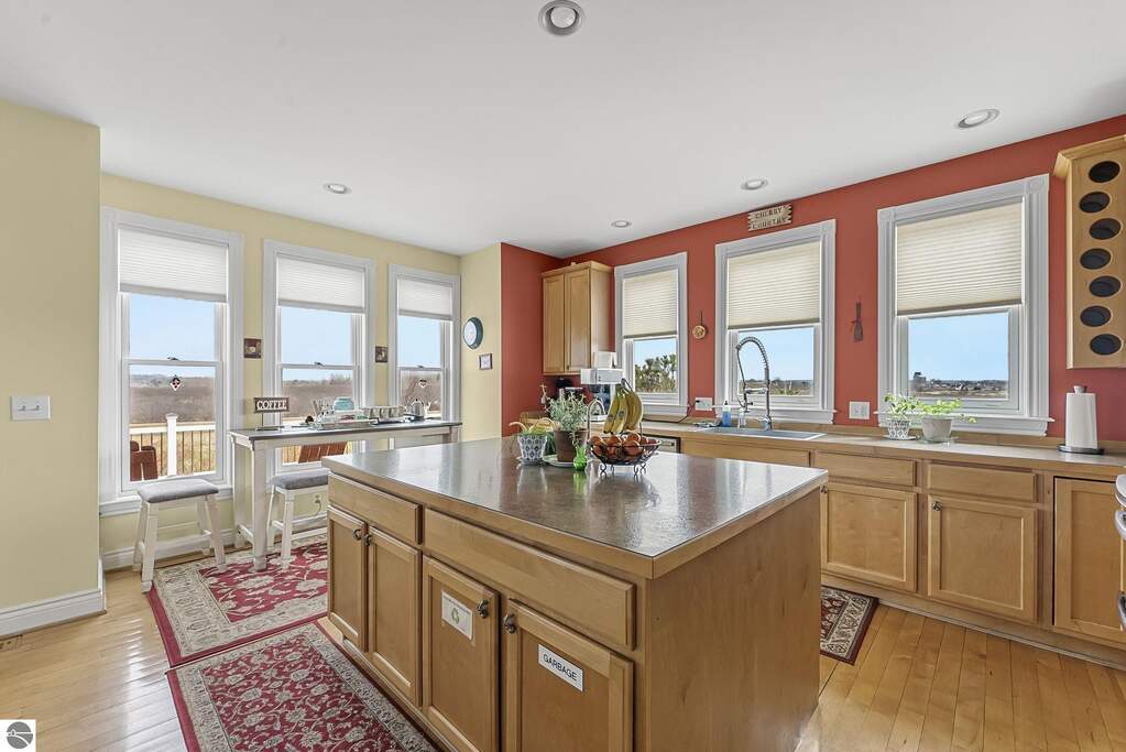 10 Bedroom Single Family Home/House's Image 15