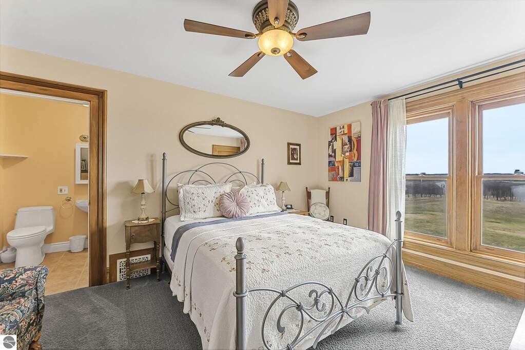 10 Bedroom Single Family Home/House's Image 25