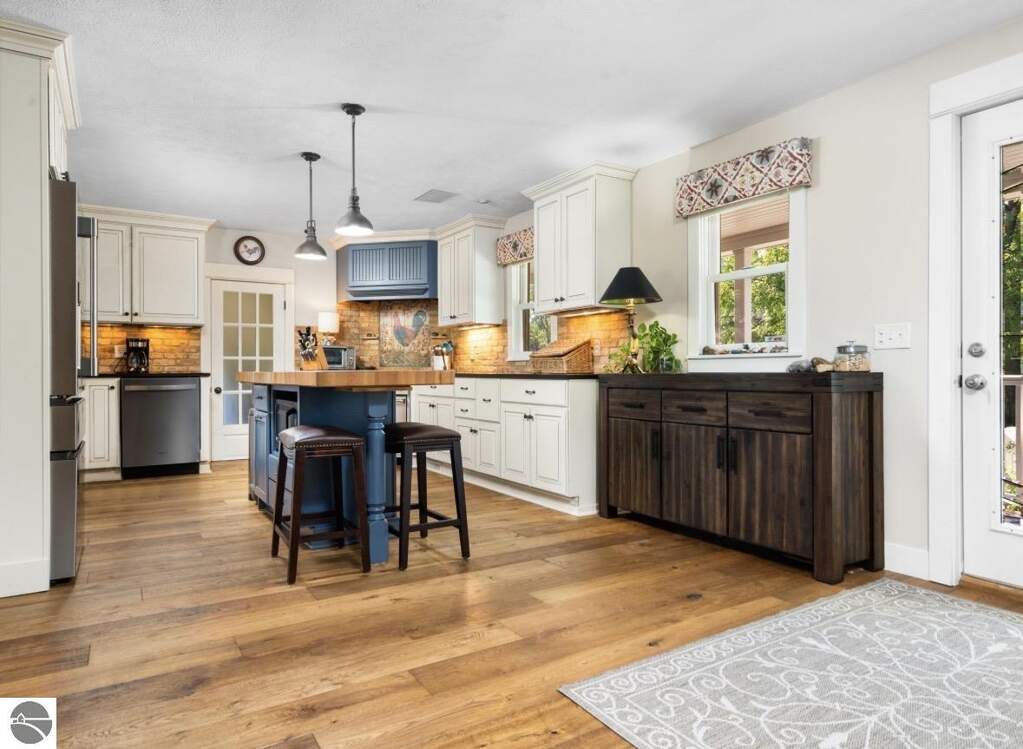 4 Bedroom Single Family Home/House's Image 3