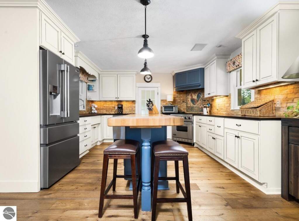 4 Bedroom Single Family Home/House's Image 4