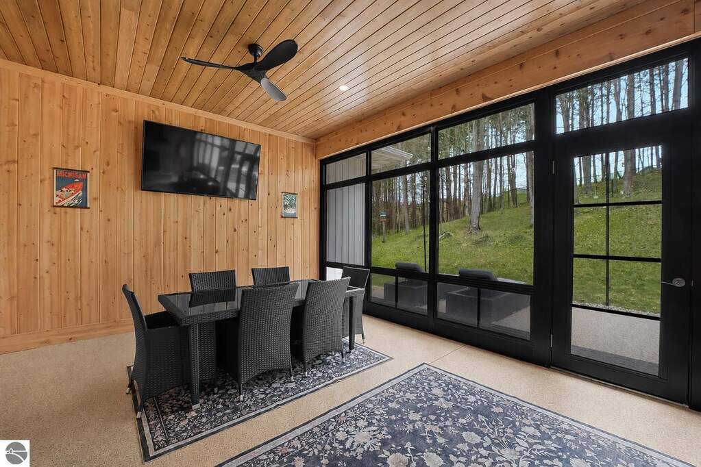 5 Bedroom Single Family Home/House's Image 11