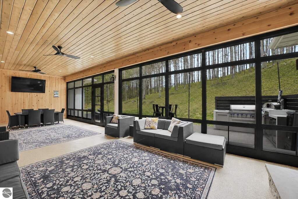 5 Bedroom Single Family Home/House's Image 12