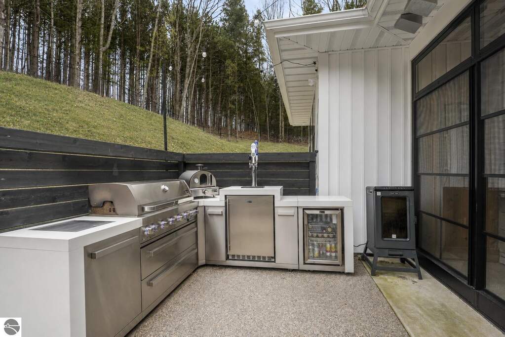 5 Bedroom Single Family Home/House's Image 14