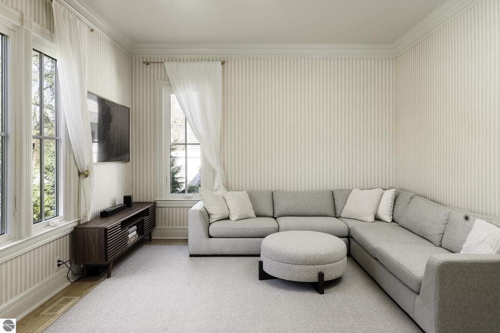 5 Bedroom Single Family Home/House's Image 32